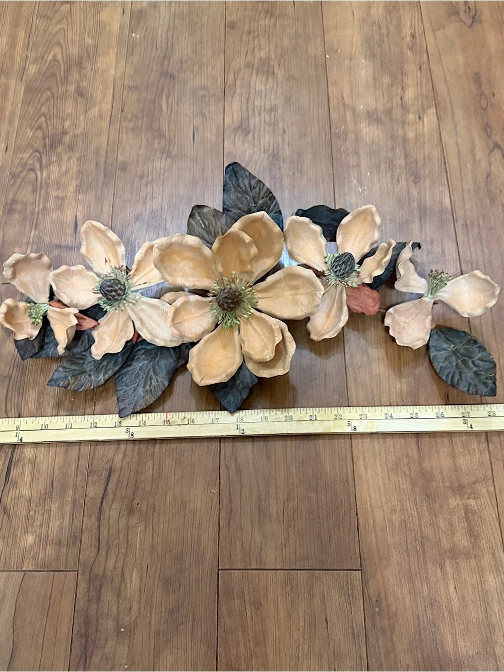🔥Neutral Beige Floral Wall Accent with Green Leaves